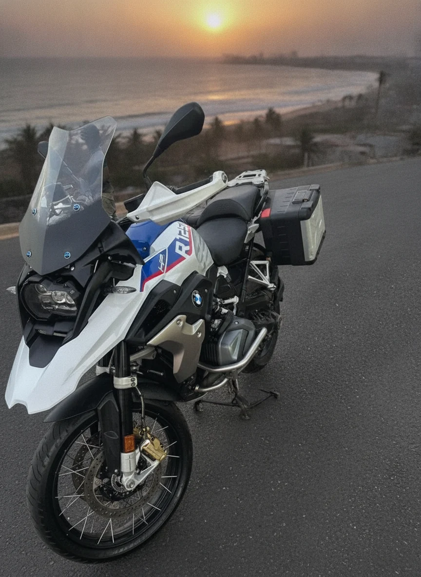 Location BMW R 1250 GS livrée Rallye à Dakar, bord de Corniche