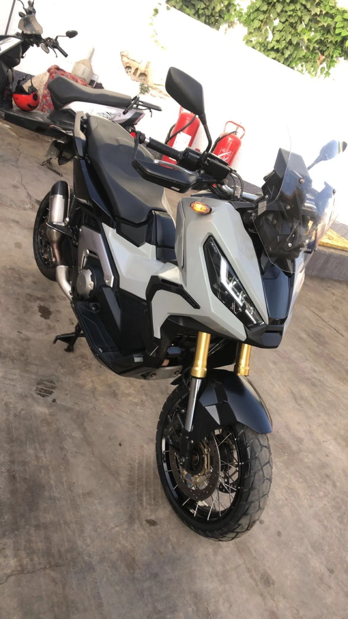 Location Honda X-ADV 750 crossover gris à Dakar, fourche inversée