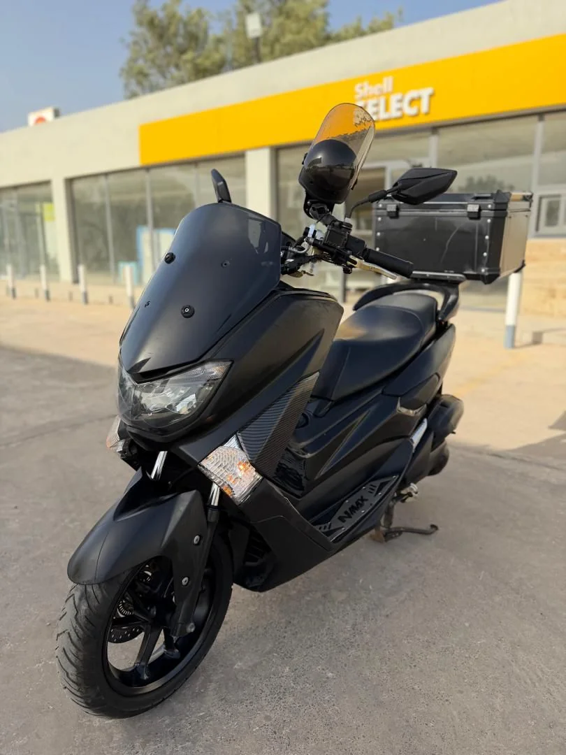 Location Yamaha NMAX 125 noir à Dakar avec top-case aluminium